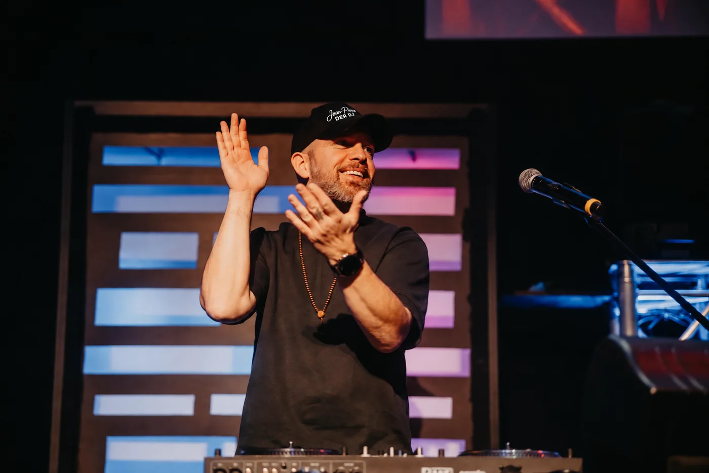 Jean-Pierre der DJ bei einem Live-Event am DJ-Pult